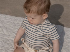 Lille dreng klædt i blåstribet kortærmet body fra Petit Piao PP1704 blue mirage